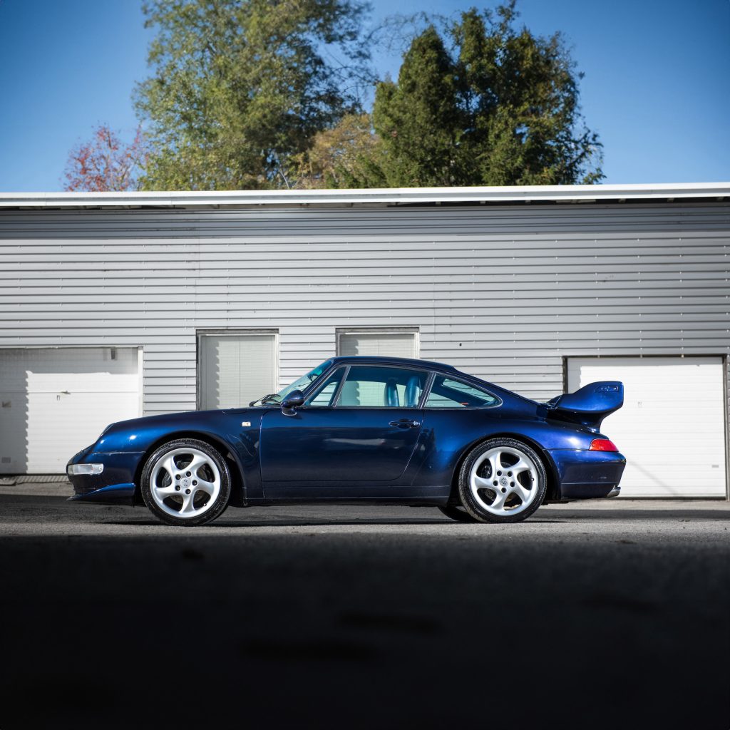 Porsche 911 (993) parkerad i Västsverige, en klassisk sportbil för entusiaster och samlare i Göteborg. Proffsigt bilfoto av Runbox.