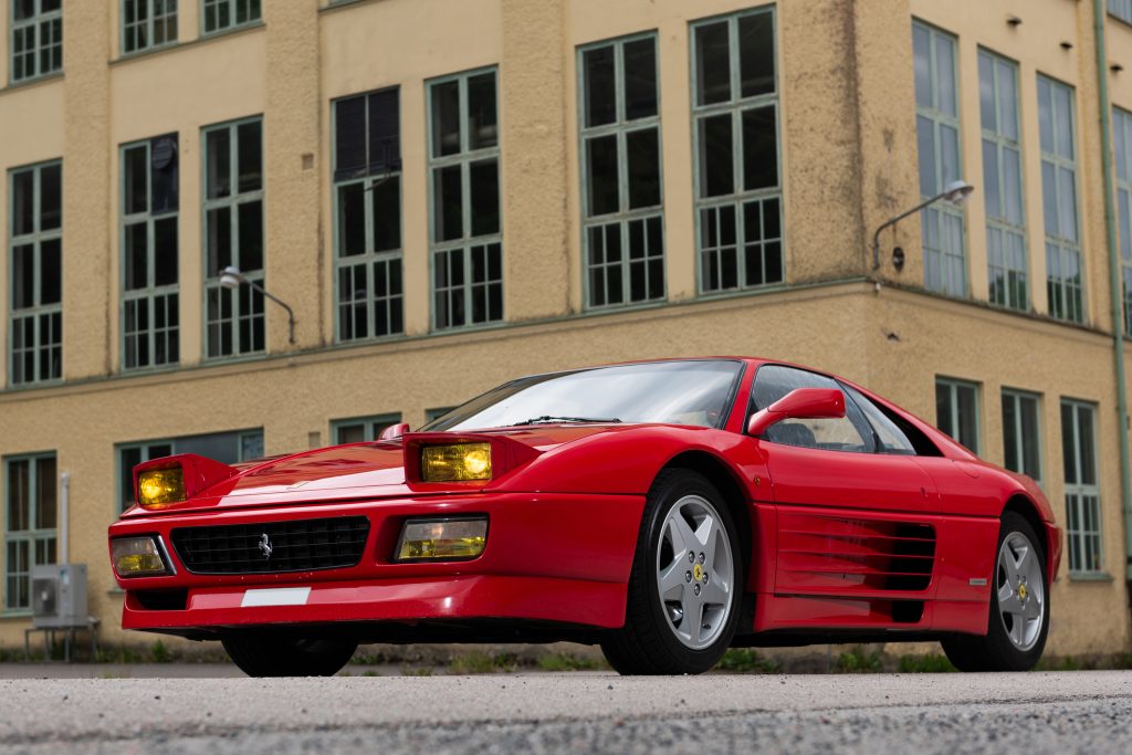 Ferrari 348 i klassisk röd färg, fotograferad för auktion och försäljning.