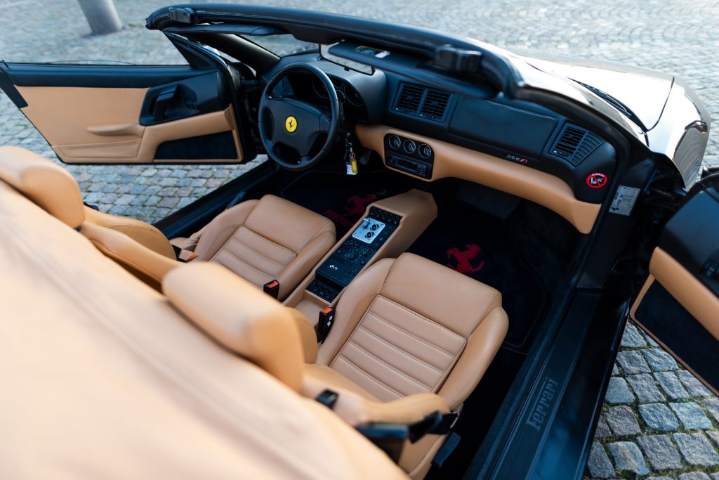 Ljusbrun läderinredning i en Ferrari 355, perfekt för en exklusiv bilauktion.