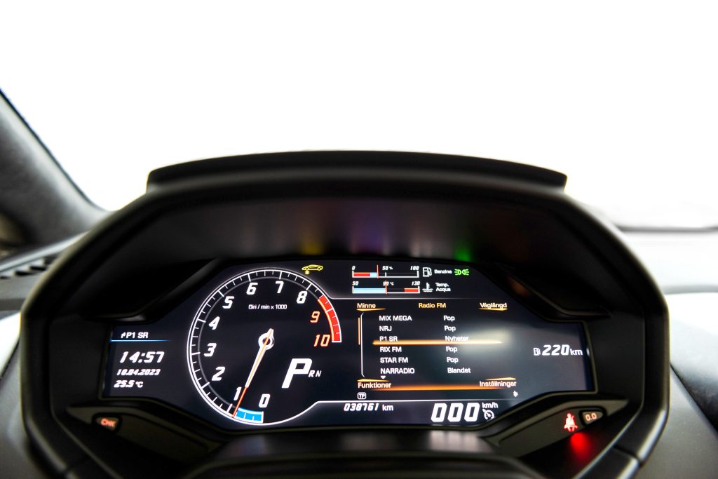 Instrumentbräda på Lamborghini Huracan med hastighetsmätare och digital display, fotograferad av Runbox Sweden.