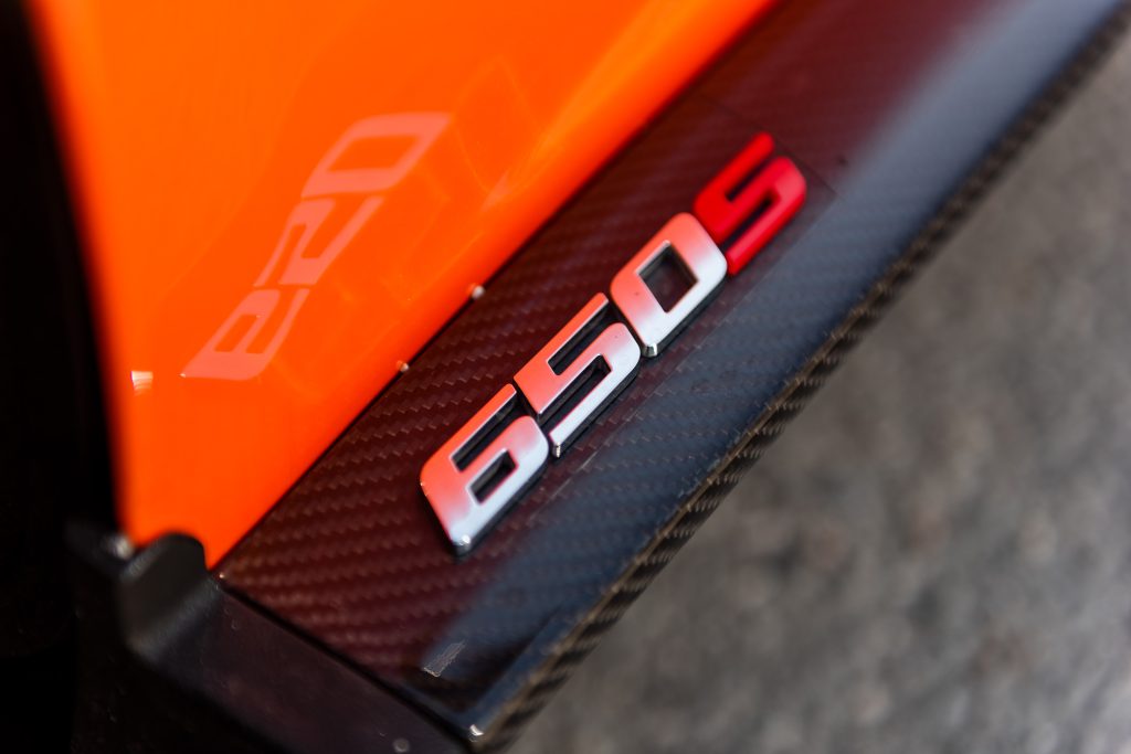 Närbild på McLaren-detalj med märkets ikoniska racing-DNA och designprecision.