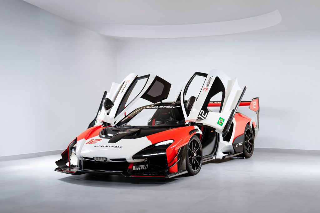 McLaren Senna fotograferad i ett showroom med öppna dörrar för auktion.