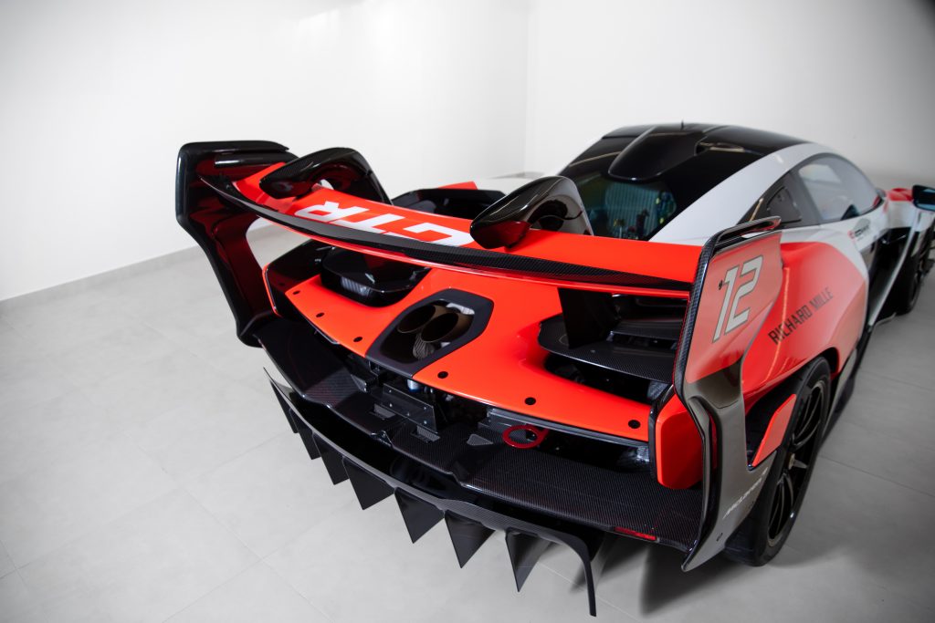 McLaren Senna i en imponerande röd design med fokus på aerodynamik och prestanda.