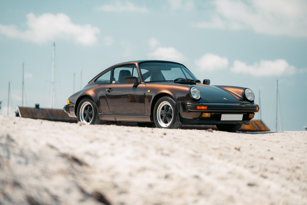 Klassisk Porsche 964 på auktion med fantastisk landskapsbakgrund.