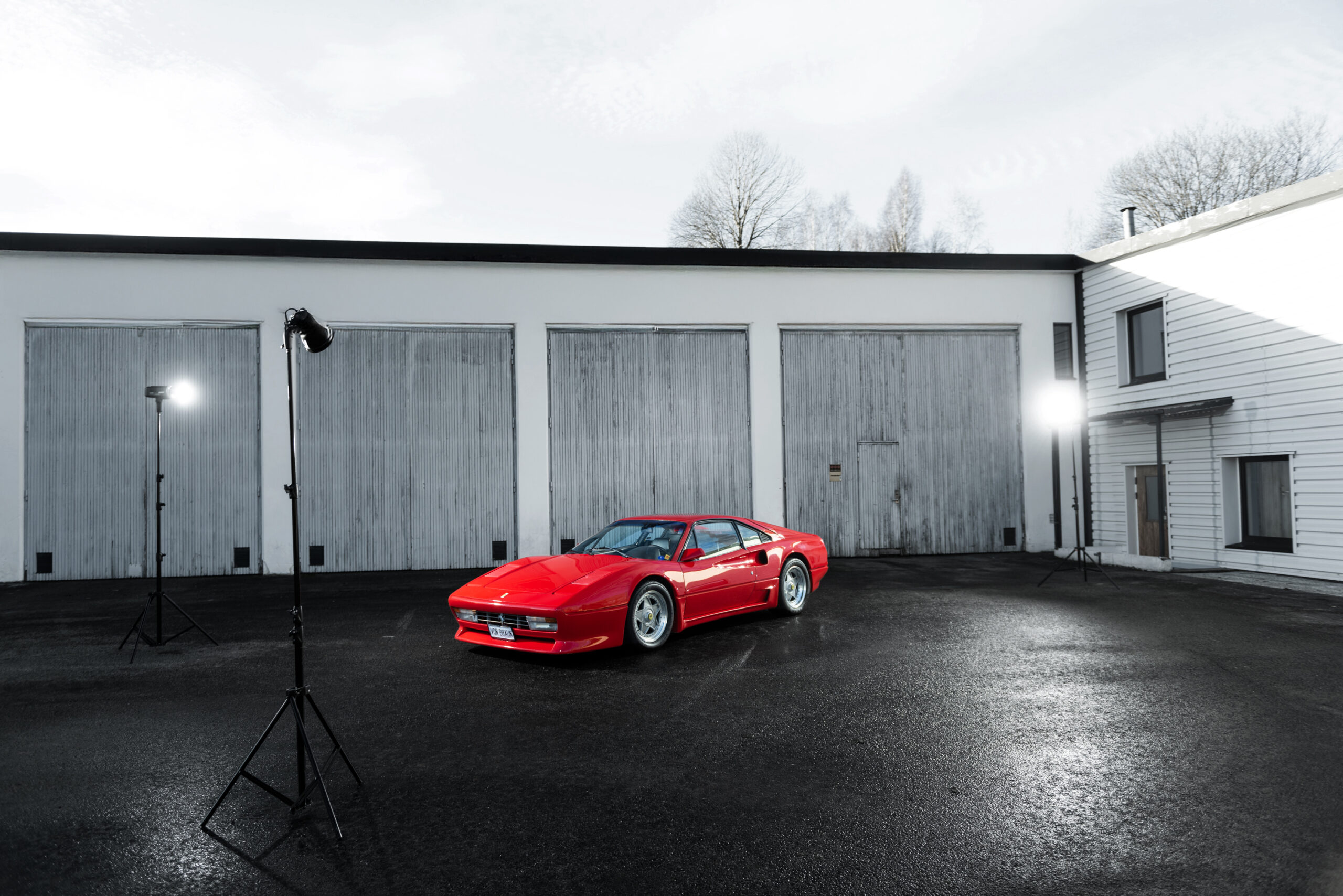 Ferrari 308 GTB fotograferad framför Von Brauns showroom, med fokus på bilens ikoniska design och tidlösa charm.