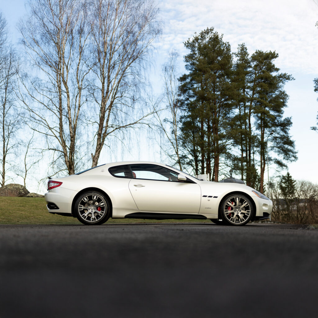 Maserati GranTurismo parkerad i en naturskön miljö, fotograferad för att framhäva bilens design och exklusivitet.