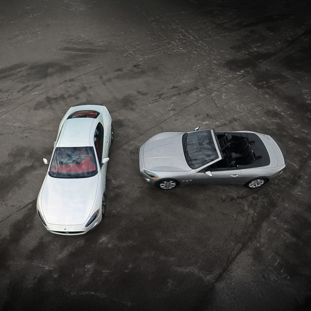 Vy ovanifrån på två Maserati-bilar, fotograferade med fokus på linjer och balans i designen.