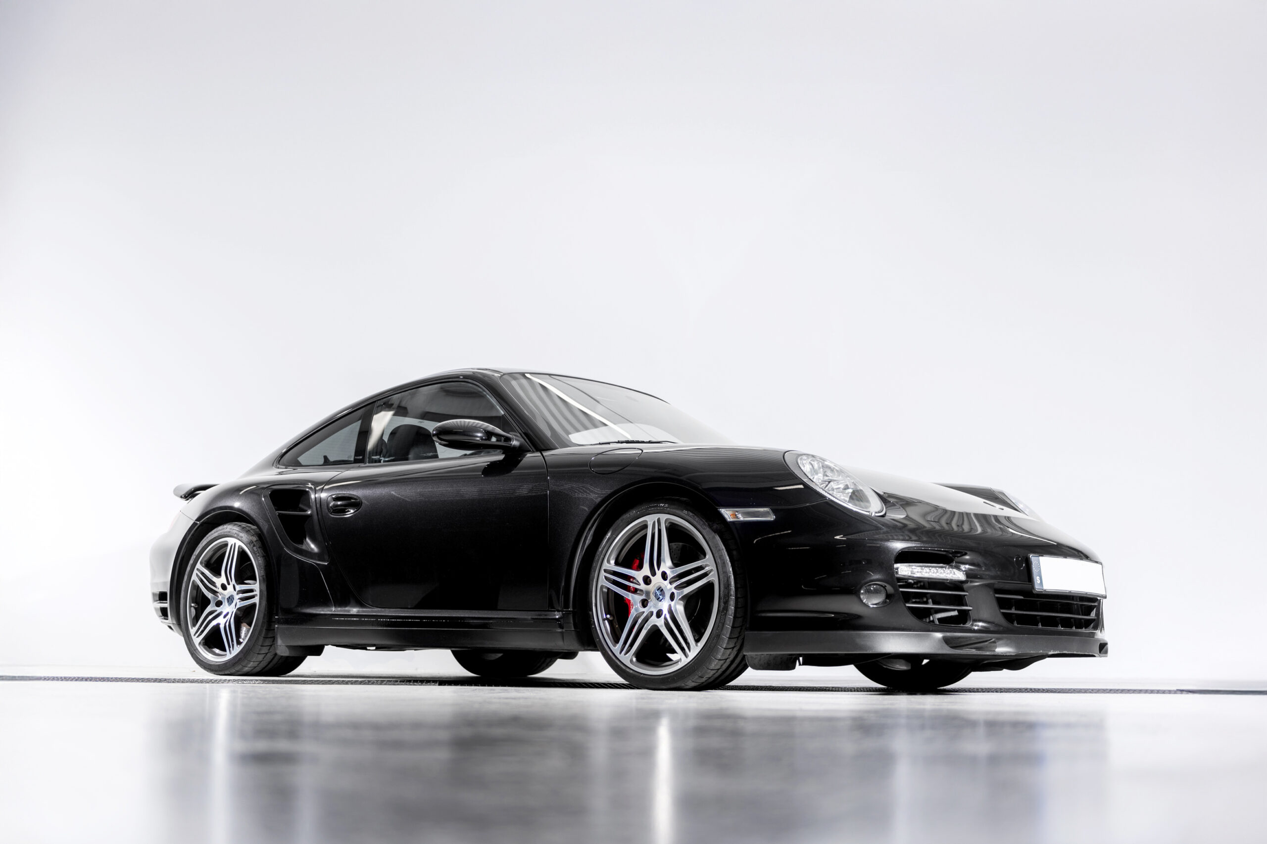 Porsche 911 997 Turbo fotograferad från sidan – en sportbilsikon i perfekt balans mellan råstyrka och elegans.