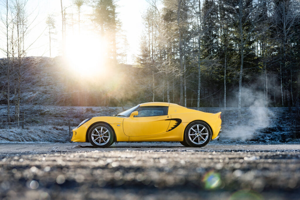 Lotus Elise S2 på grusväg – en ikonisk lättviktig sportbil