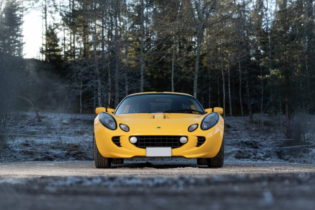  Lotus Elise S2 111S fotograferad framifrån – en klassisk sportbil