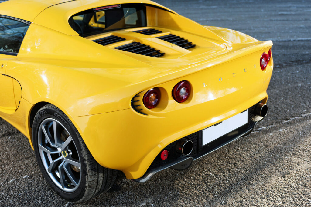 Lotus Elise S2 111S bakifrån – en lättviktig sportbil för entusiaster