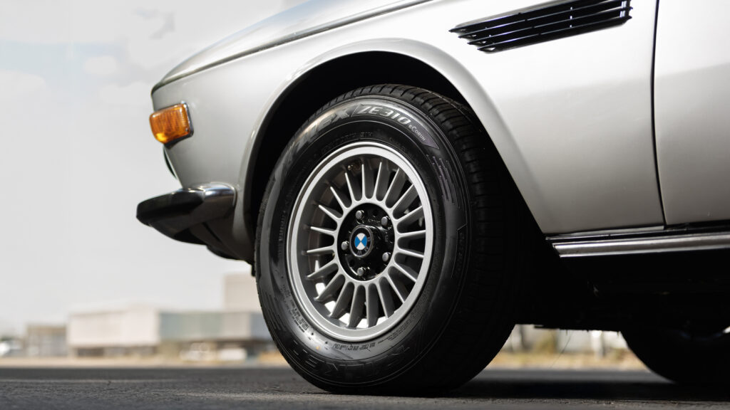 Köpa däck till BMW – klassisk BMW 30 CS med sportdäck för optimal körkänsla.