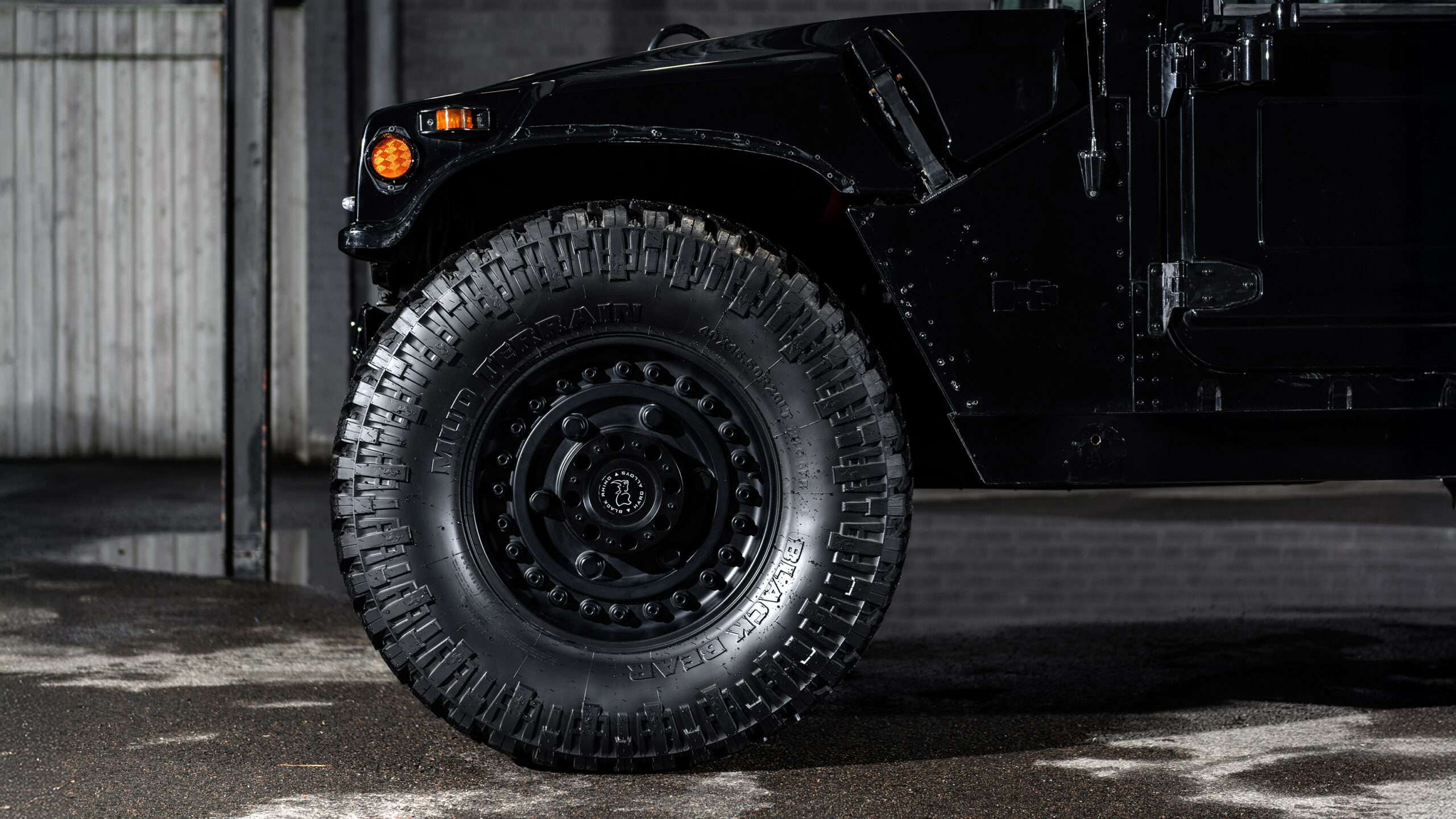 Köpa däck till terrängbil – Hummer Alpha med grovmönstrade terrängdäck till jeep, land rover och toyota.