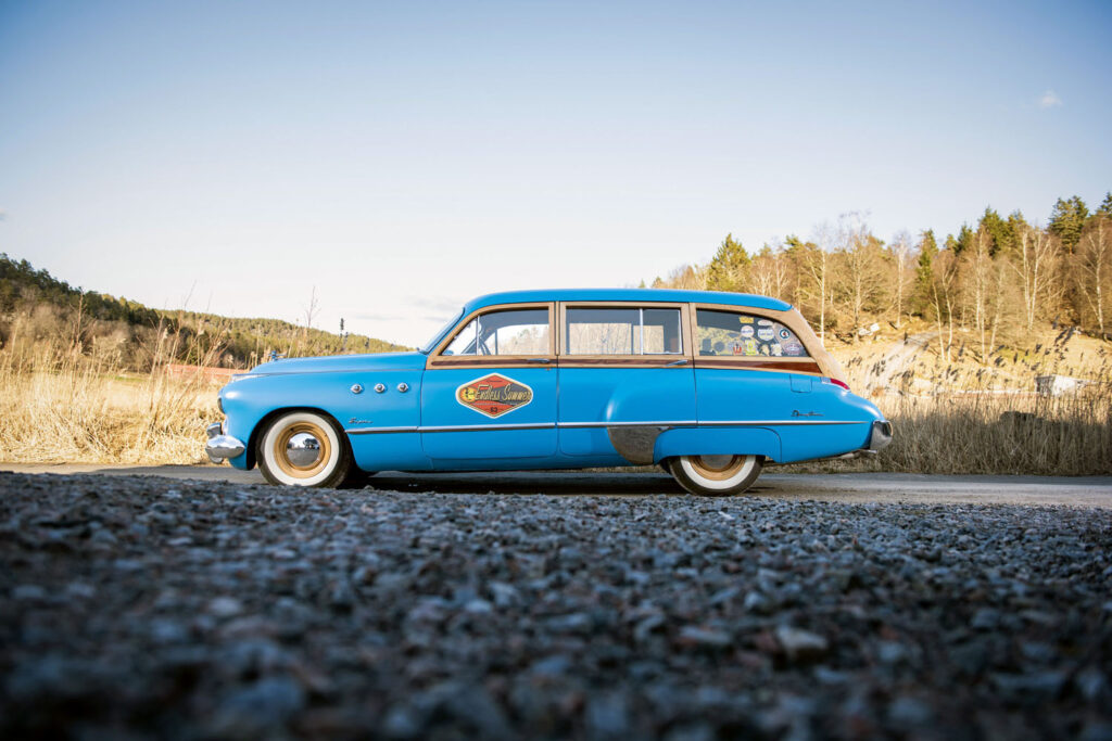 1950 Buick Super Woody fotograferad från sidan – klassisk amerikansk bil med träpanel, nu redo för export till USA.