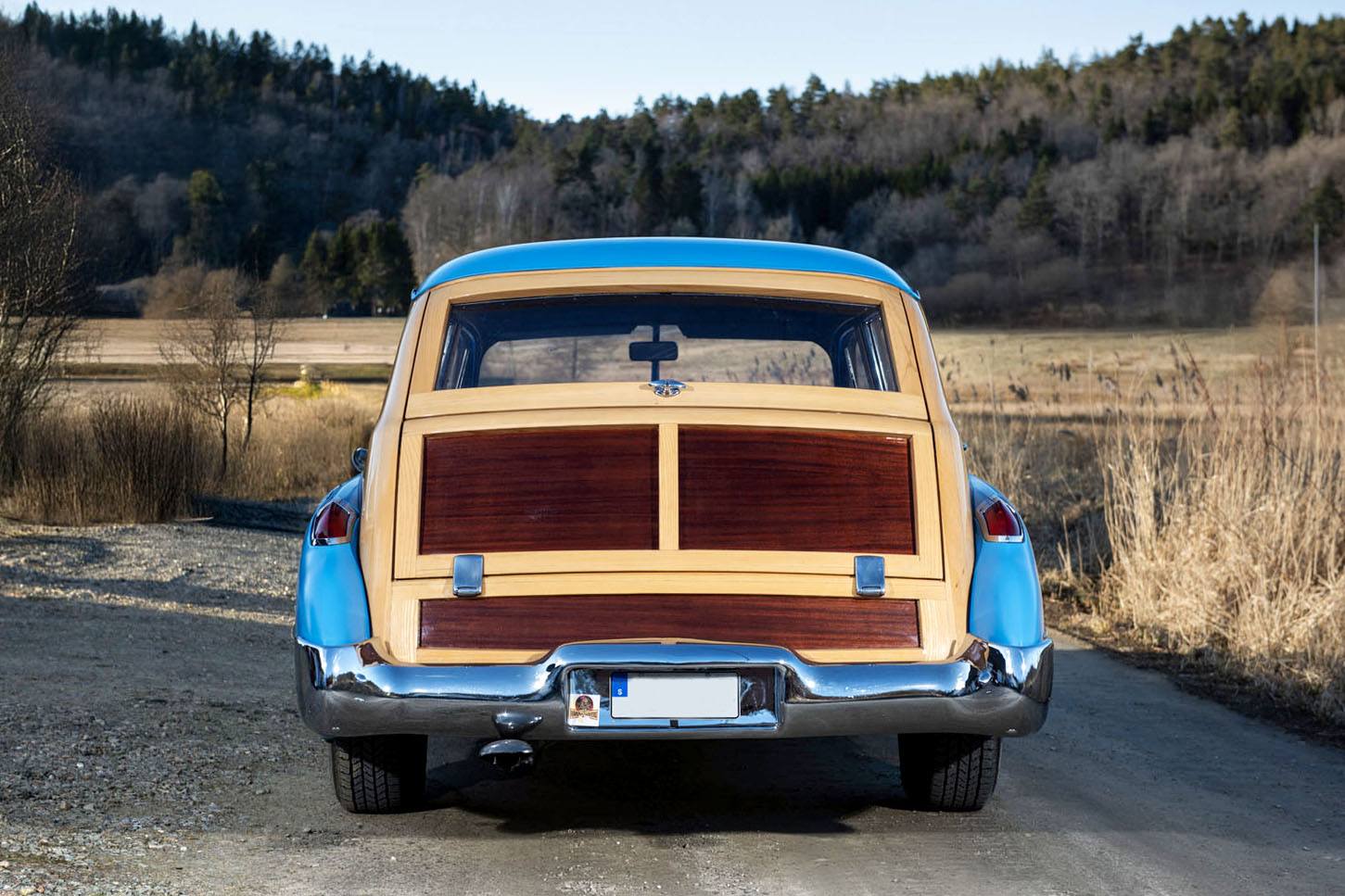 Bakifrån vy av 1950 Buick Super Woody – klassisk amerikansk bil med äkta träpanel, fotograferad för export till USA.
