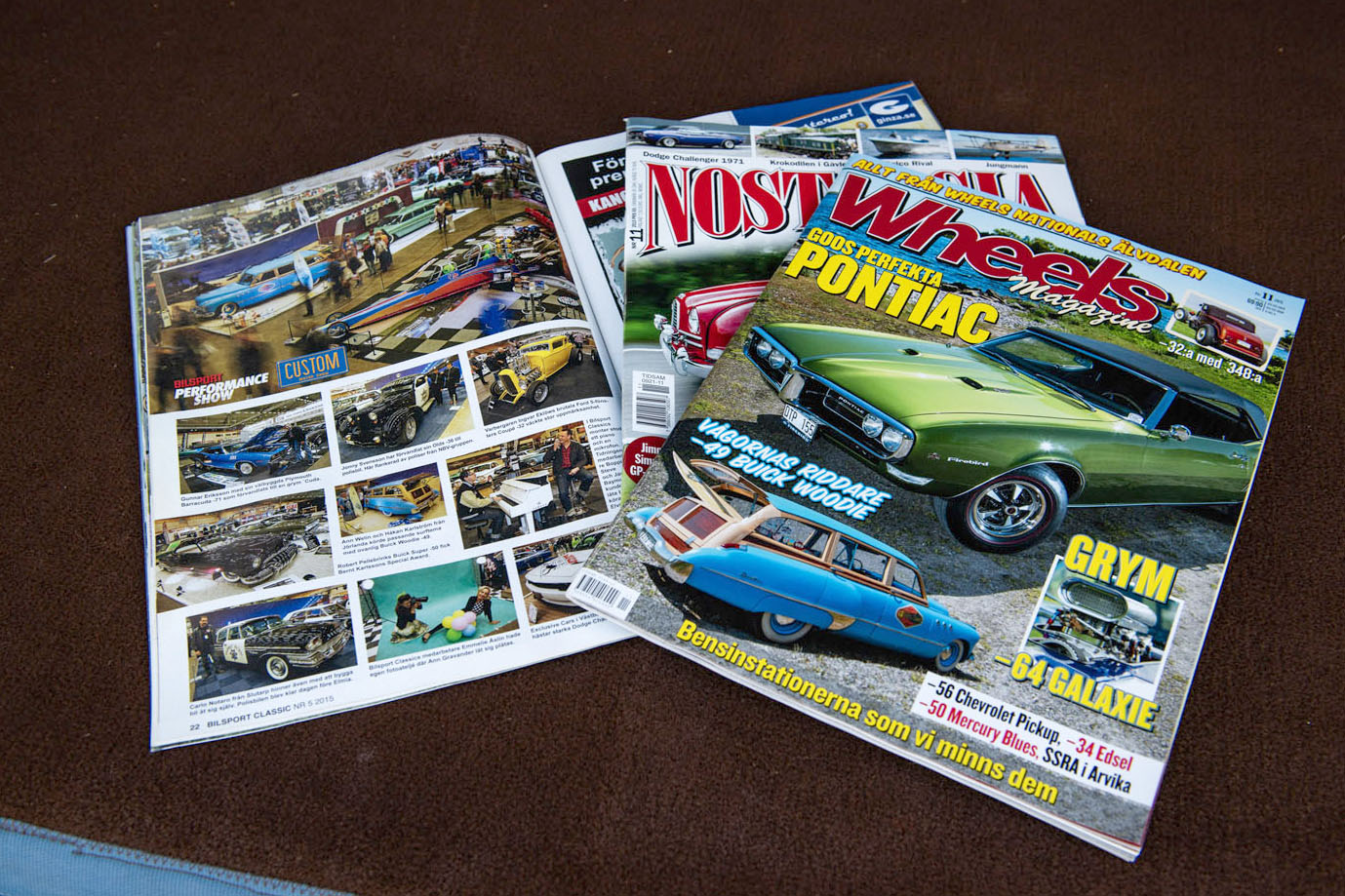Broschyrer och reklamblad med klassiska bilar och surfkultur – en del av berättelsen bakom Buick Super Woody.