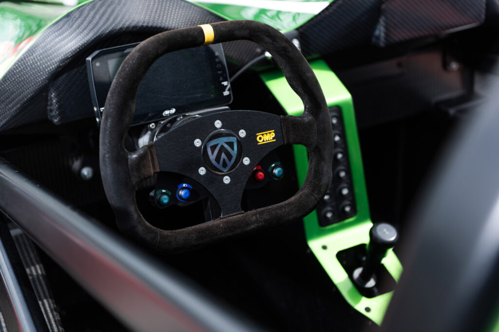 Detaljbild på racingratt i Agile SCX med kolfiberram och gröna accenter