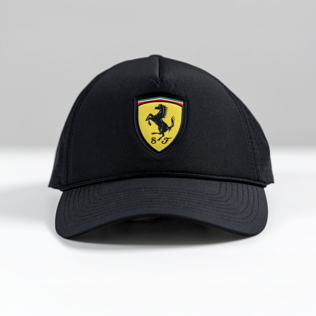 En svart Ferrari-keps från Puma till försäljning