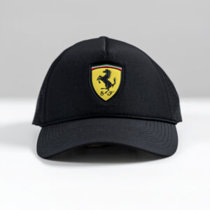 En svart Ferrari-keps från Puma till försäljning