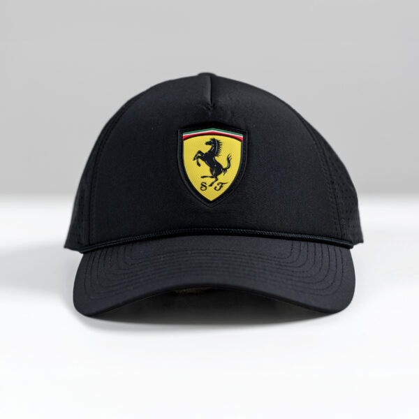 En svart Ferrari-keps från Puma till försäljning