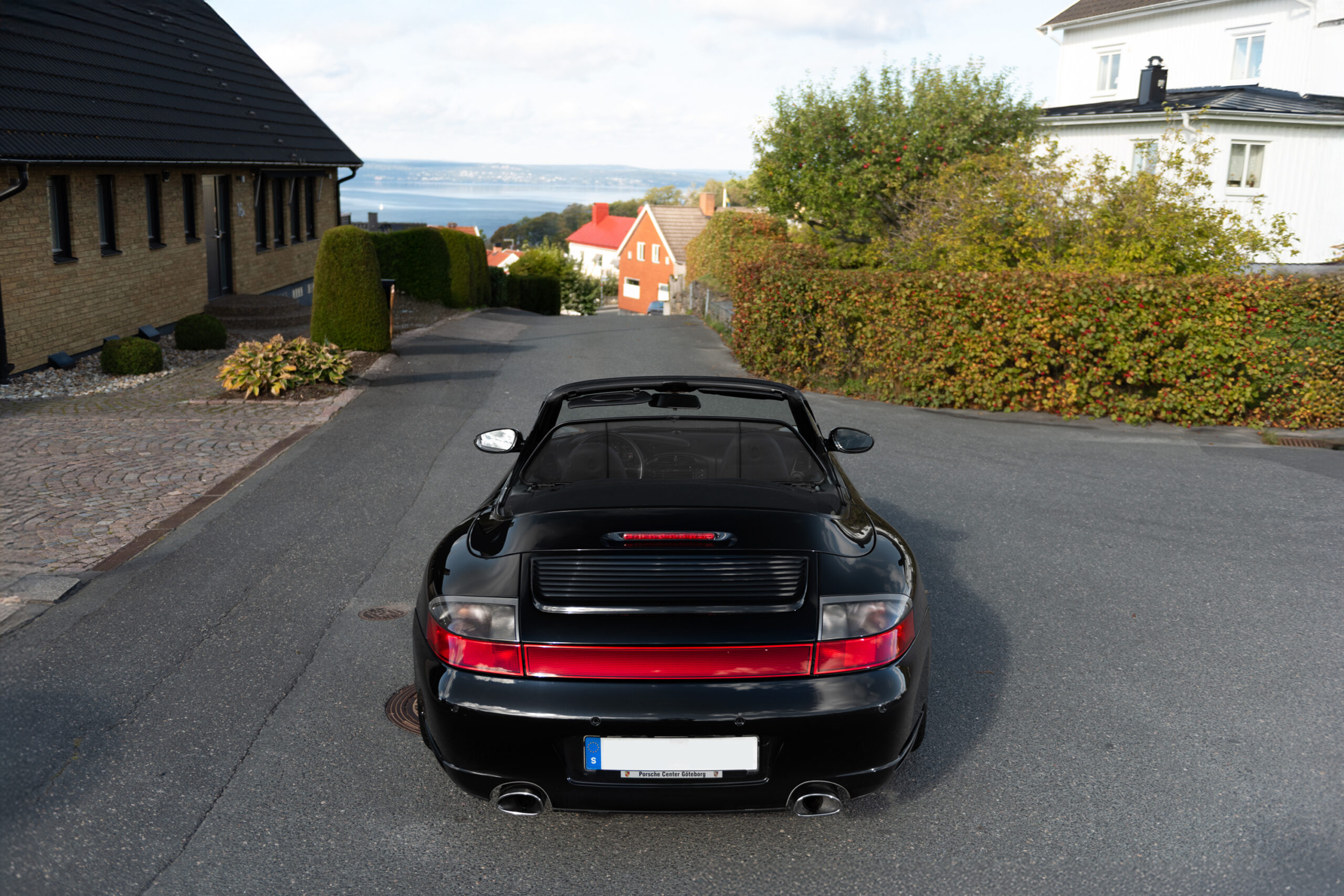 Porsche 911 Carrera 996 som är plåtad till försäljning.