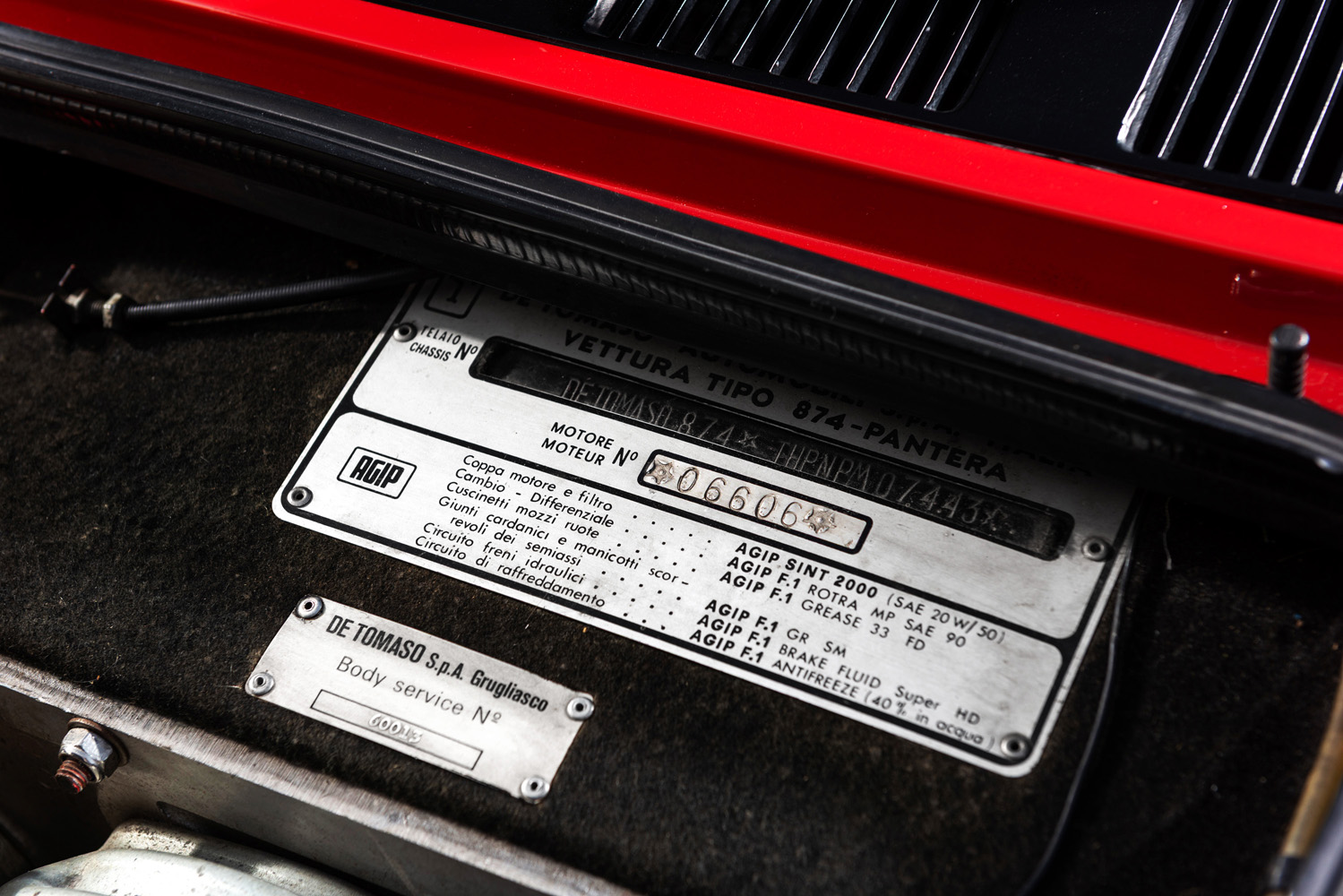 Chassinummerplåt på De Tomaso Pantera GTS med märkning från De Tomaso S.p.A. och AGIP-specifikationer.