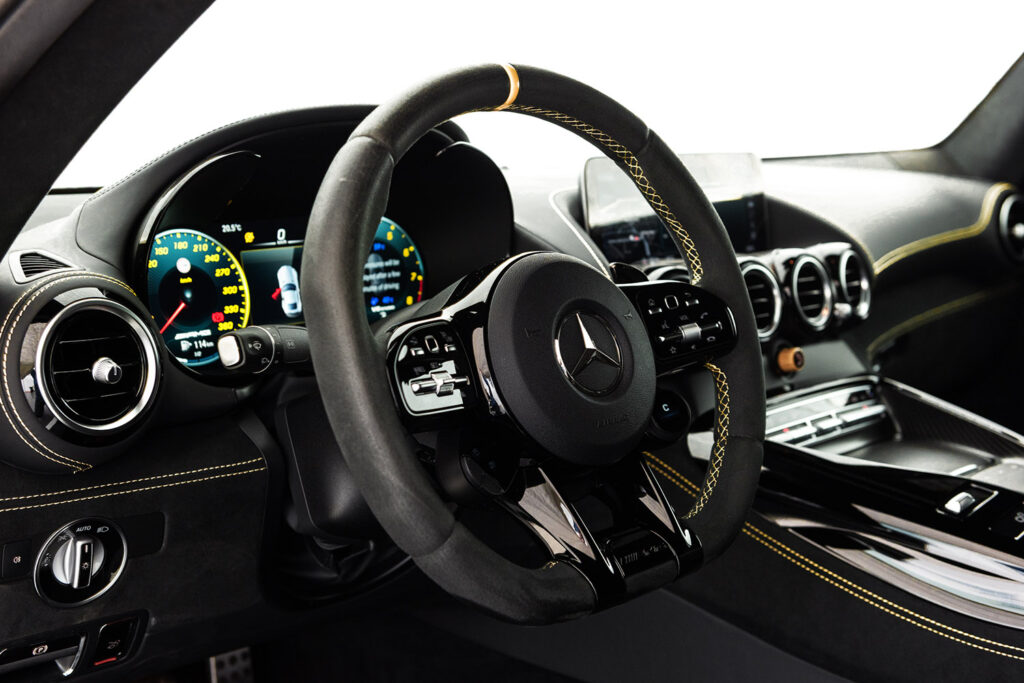 Interiören av en Mercedes AMG GT R PRO