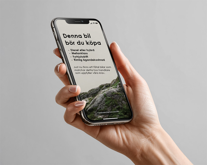 En hand som håller i en telefon som visar text från en oberoende bilguide
