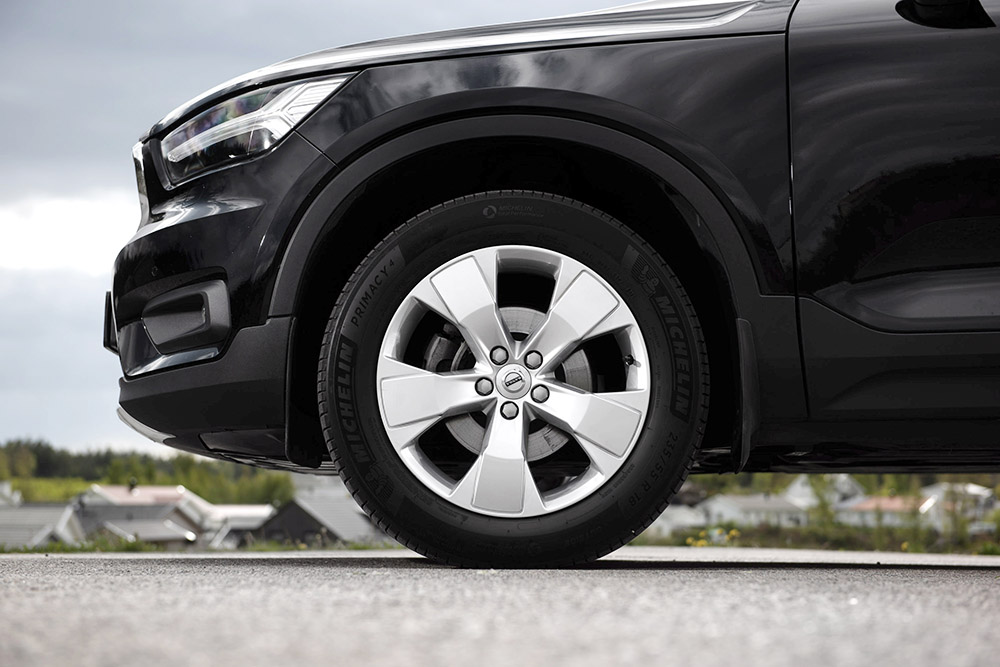 En bild som visar en ett hjul från en Volvo som symboliserar ett tryggt köp via en Bilguide av Runbox