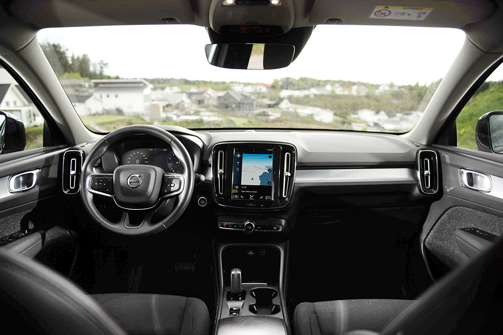 En bild som visar en Volvointeriör som symboliserar ett tryggt köp via en Bilguide av Runbox