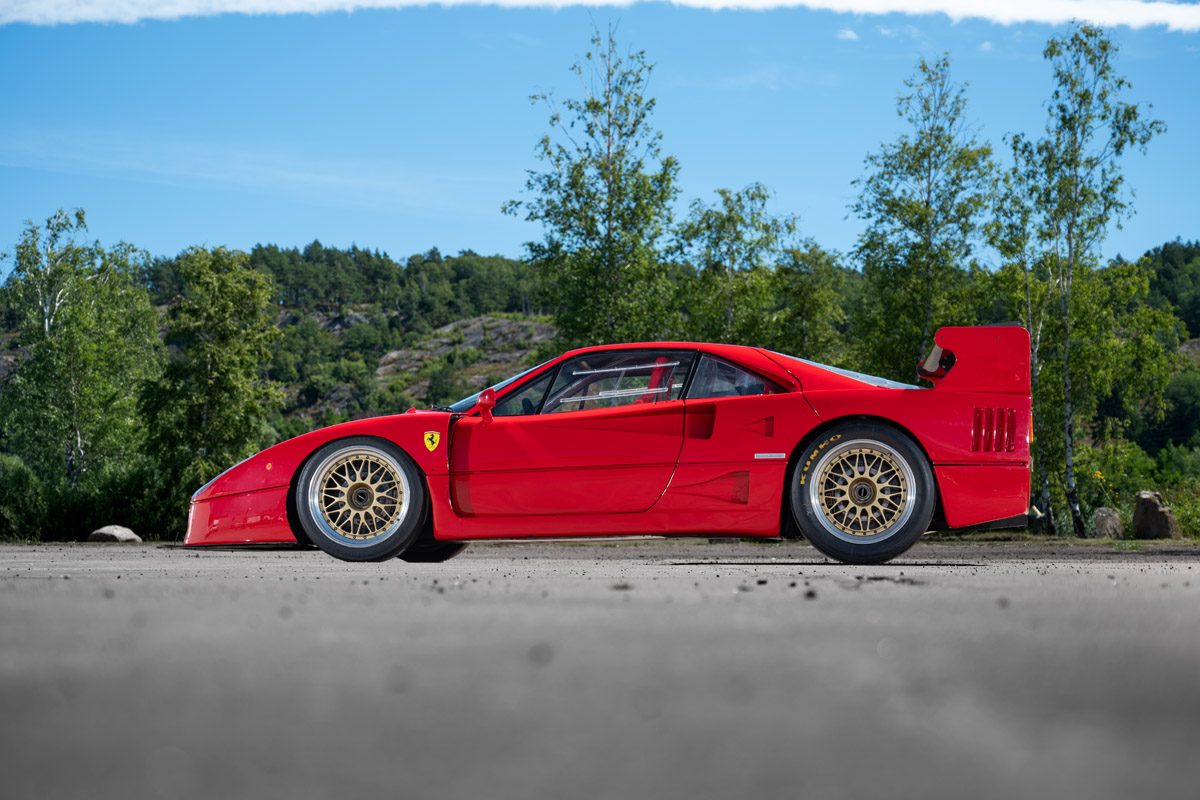 Röd Ferrari F40 tävlingsbil i profil hos Euroracing.