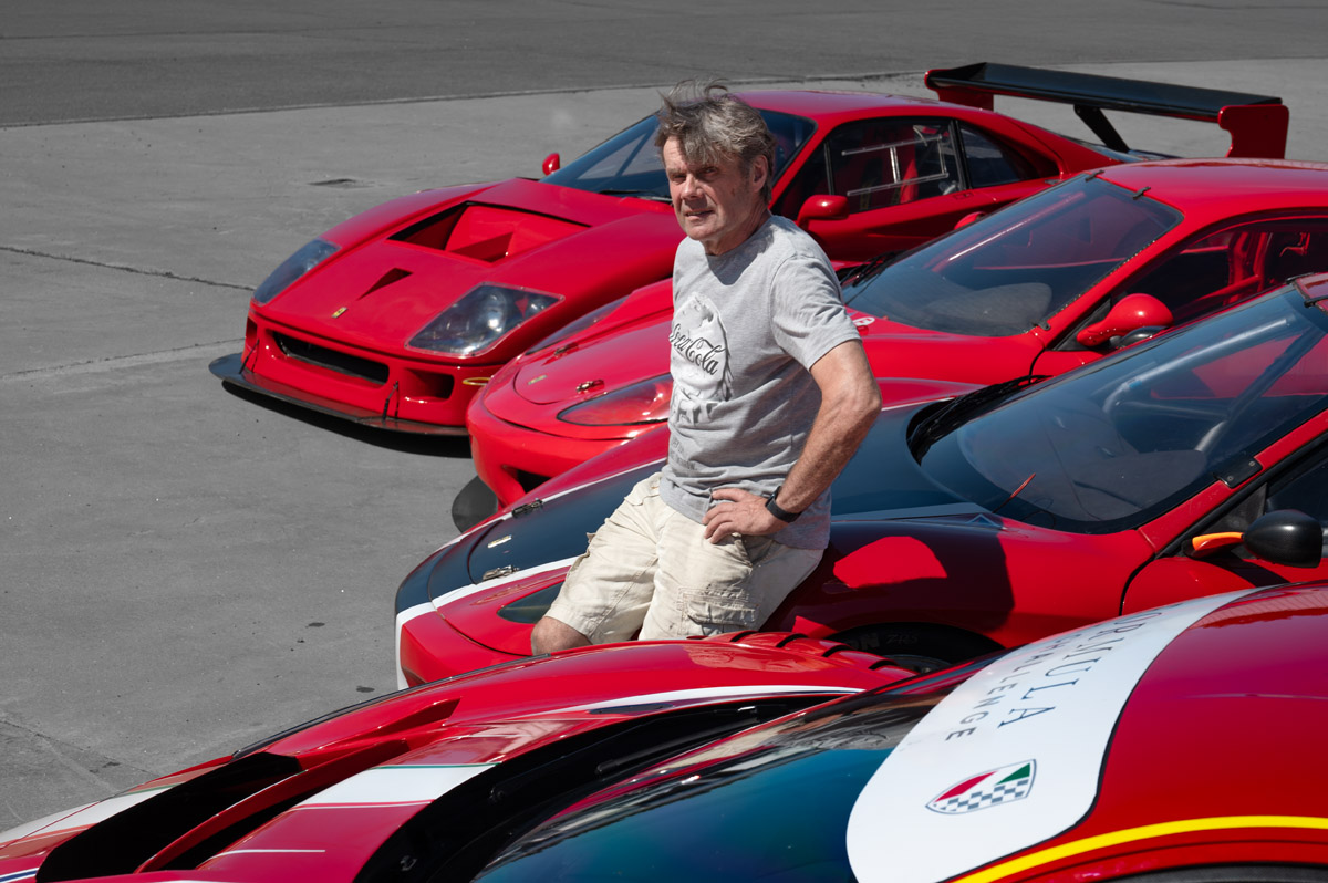 Kari Mäkinen bland flera Ferrari-tävlingsbilar hos Euroracing.