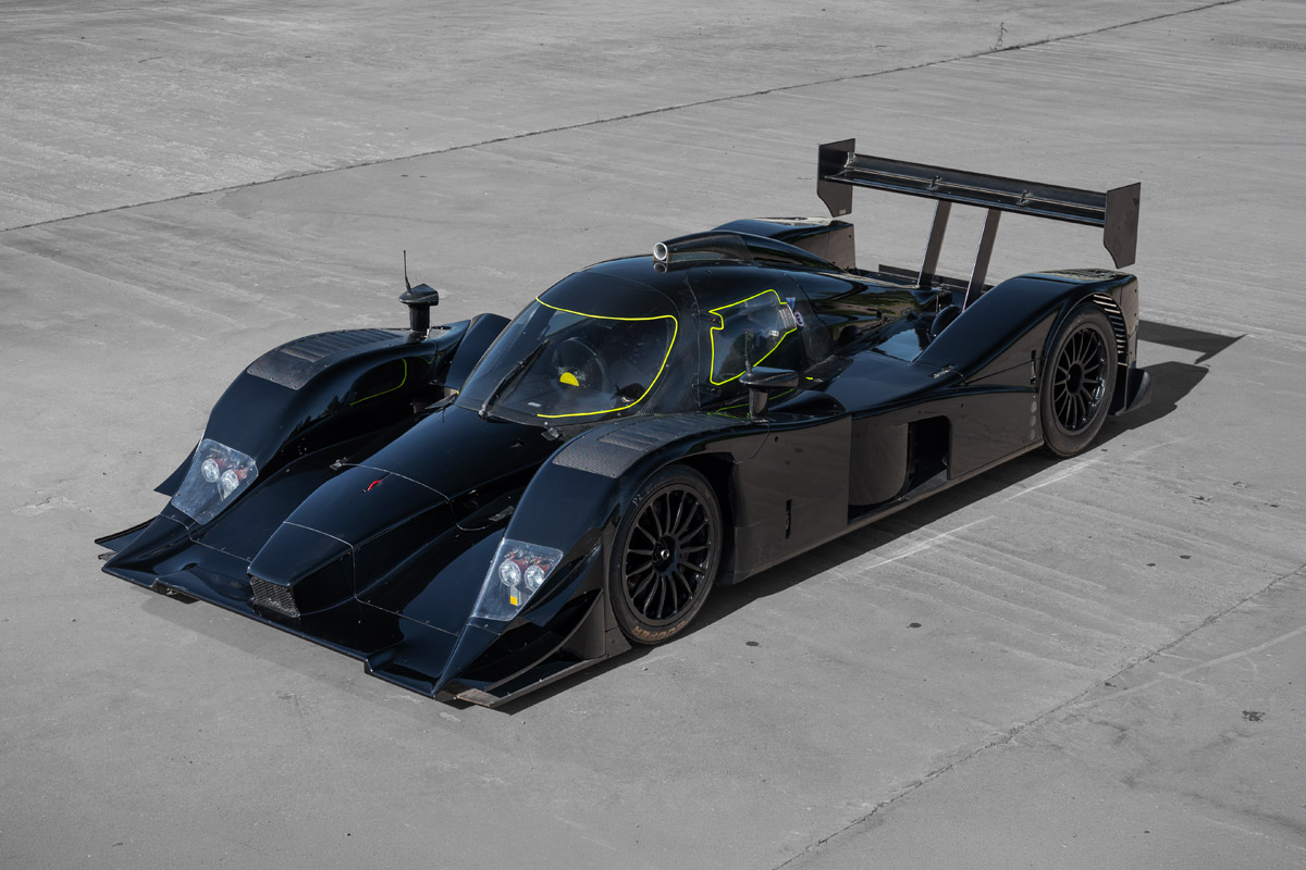 Svart Lola sportvagnsprototyp med stor bakvinge hos Euroracing.
