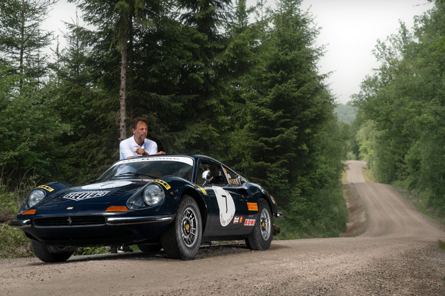 Torbjörn von Braun med Ferrari Dino på en grusväg